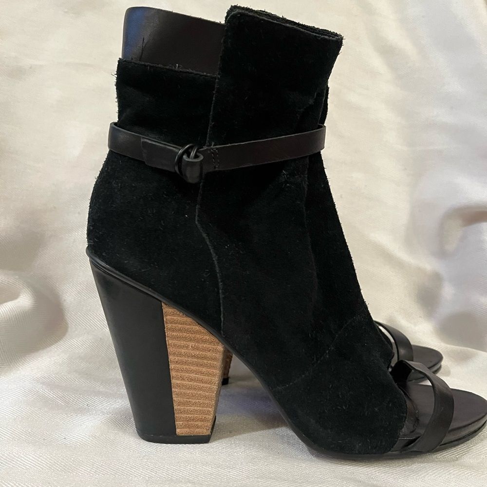 Tsubo Black Suede peep toe‎ ankle boots,  like new, size 7.5